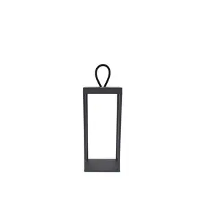 Sort lanterne med rektangulært design og åbne sider. Har en løkkehåndtag på toppen.