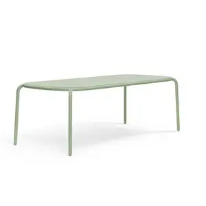 Rektangulært bord med afrundede kanter i mist green. Enkel og moderne stil.