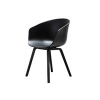 hay about a chair sort og sorte ben