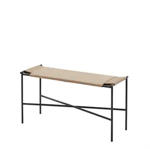 Sort metalramme med krydsben og rektangulært, lys beige sæde i minimalistisk design.