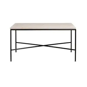 Rektangulært sofabord med lys marmoroverflade og sort metalstel med krydsstruktur for stabilitet.