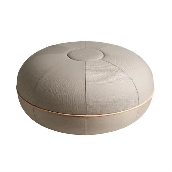 Rund pouf med knap-tuftet top og synlig omkreds-søm. Glat, tekstureret overflade i naturfarve.