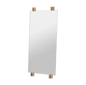 Rektangulært spejl med egetræsbeslag i hjørnerne, mod en neutral baggrund.