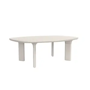 Sofabord med uregelmæssig, afrundet form og tre ben i lys beige farve.