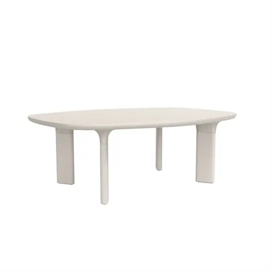 Sofabord med uregelmæssig, afrundet form og tre ben i lys beige farve.