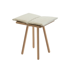 Fritz Hansen Georg skammel med tre ben og beige hynde, minimalistisk design.
