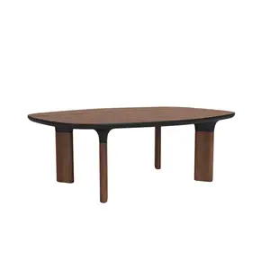 Sofabord med asymmetrisk valnøddeplade og sorte ben i moderne stil.