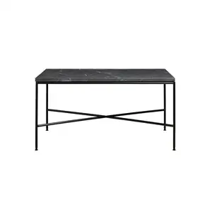 Rektangulært sofabord med mørk marmoroverflade og slanke, sorte metalben i krydsdesign.