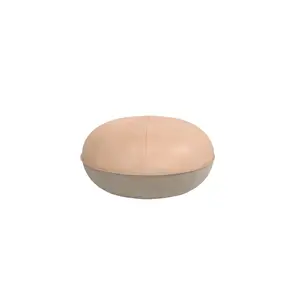 Rund pouf fra Fritz Hansen med lys beige lædertop og lys grå kanvasbund, Ø50 cm.