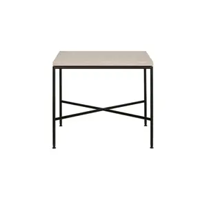 Fritz Hansen sofabord med lys marmorbordplade og krydsformet sort metalramme, 45x45x40 cm.