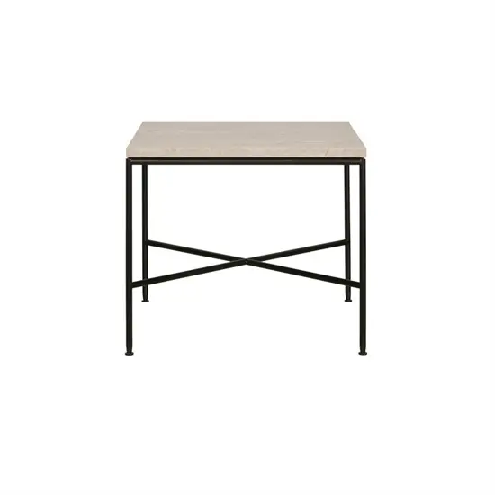 Fritz Hansen sofabord med lys marmorbordplade og krydsformet sort metalramme, 45x45x40 cm.