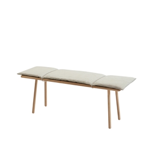 Minimalistisk bænk med beige hynde i tre dele og naturtræsben.