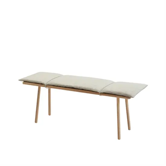Minimalistisk bænk med beige hynde i tre dele og naturtræsben.