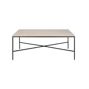 Kvadratisk sofabord med lys marmor-lignende plade og sort metalramme.