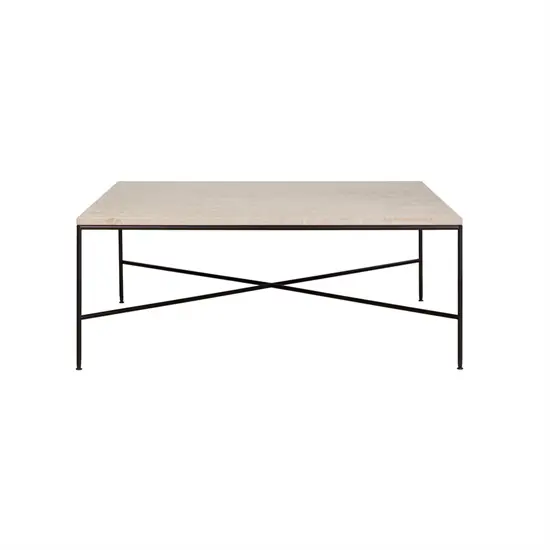 Kvadratisk sofabord med lys marmor-lignende plade og sort metalramme.