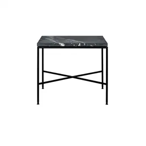 Kvadratisk kaffebord med mørk marmorplade og krydsformet metalunderstel.