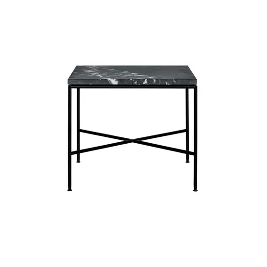 Kvadratisk kaffebord med mørk marmorplade og krydsformet metalunderstel.