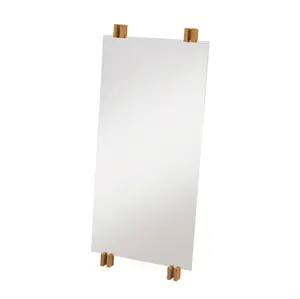 Rektangulært spejl med teaktræsbeslag øverst og nederst, vægmonteret i minimalistisk stil.