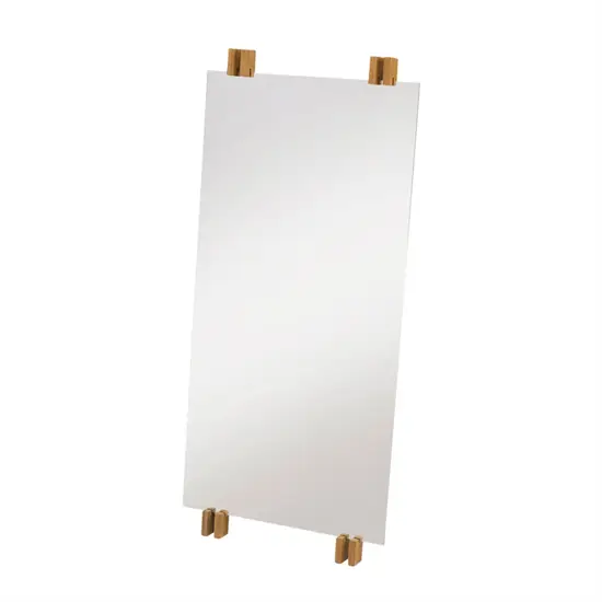 Rektangulært spejl med teaktræsbeslag øverst og nederst, vægmonteret i minimalistisk stil.