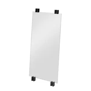 Rektangulært spejl med sorte beslag i hjørnerne til vertikal montering på væg.