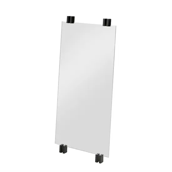 Rektangulært spejl med sorte beslag i hjørnerne til vertikal montering på væg.