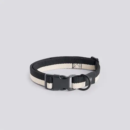 Sort og hvidt hundehalsbånd med plastbuckle og D-ring til snor.
