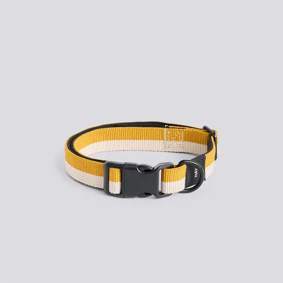 Hundehalsbånd i off-white og okker med sort spænde og D-ring, fladt design, str. M/L.