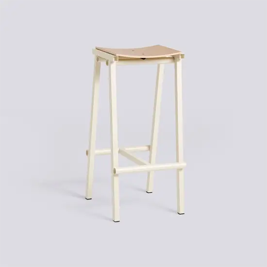Minimalistisk barstol, lakeret egetræssæde, lys ramme, enkeltstående, moderne design, 75 cm høj.