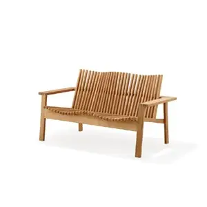 To-personers sofa med slatted ryg og sæde, armstøtter, minimalistisk design og naturlig finish.