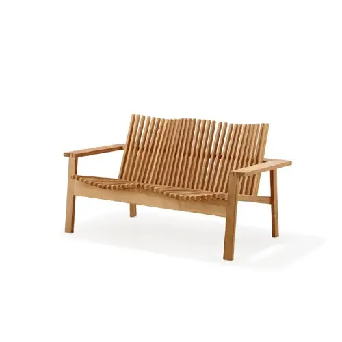 To-personers sofa med slatted ryg og sæde, armstøtter, minimalistisk design og naturlig finish.