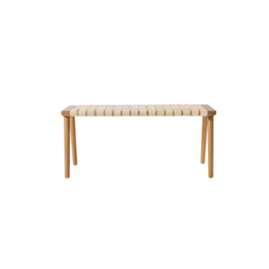 Bænk i egetræ med flettet sæde og fire runde ben. Minimalistisk og moderne design.