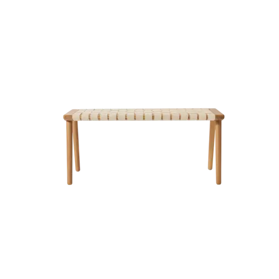 Bænk i egetræ med flettet sæde og fire runde ben. Minimalistisk og moderne design.