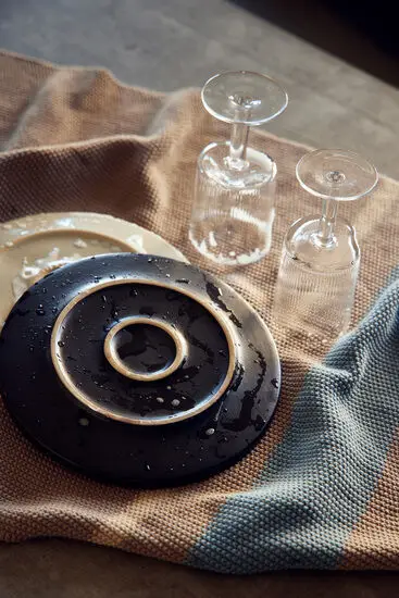 Køkkenhåndklæde i beige/blå, strikket tekstur, bruges til at tørre glas og tallerkener.