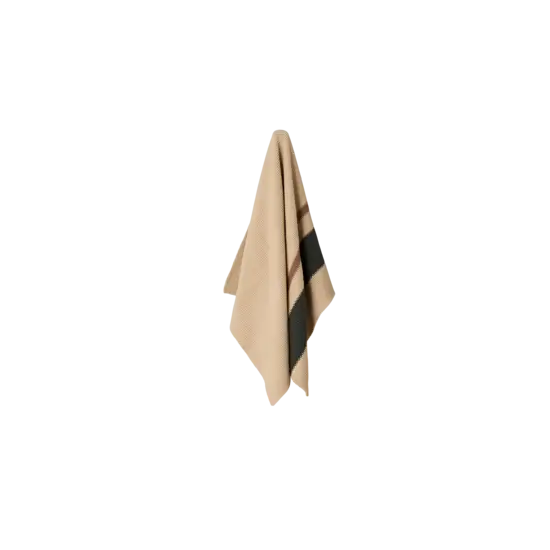 Køkkenhåndklæde med grøn/brun striber, foldet og pakket med bånd.