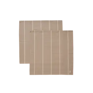Beige servietter med vertikale lyse striber og et lille logo i hjørnet.