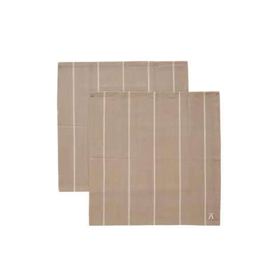Beige servietter med vertikale lyse striber og et lille logo i hjørnet.