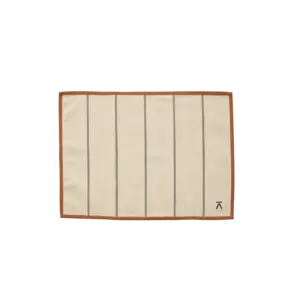 Grøn/brun dækkeserviet med lodrette linjer og brun kant. Logo nederst til højre.