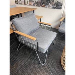 friis furniture - Anholt loungestol - lysegrå hynder og med sort stel