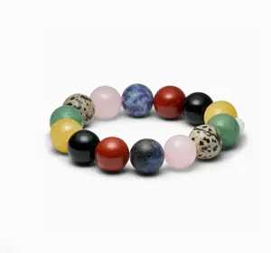 Farverigt armbånd med glatte kugler i blå, grøn, rød, gul, sort, lyserød og plettede mønstre.