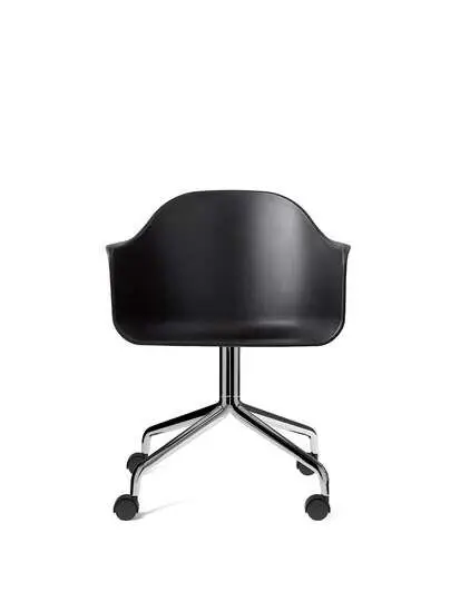 Sort stol med buet ryg, armlæn og drejefod med hjul. Moderne, metallisk udseende.