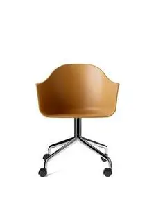 Moderne stol med khaki sæde, kurvet ryg og fempunktsbase med hjul.
