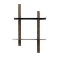 Væghængt hyldesystem med to hylder og lodrette bjælker, minimalistisk og moderne design i røget eg.