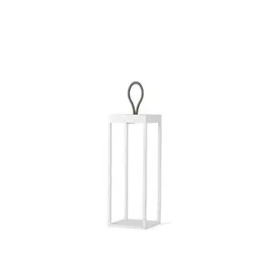 Hvid, minimalistisk lanterne med åbent stel og loop-håndtag på toppen.