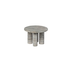 Rundt sidebord med tre cylindriske ben og en stenlignende tekstur med naturlige variationer.