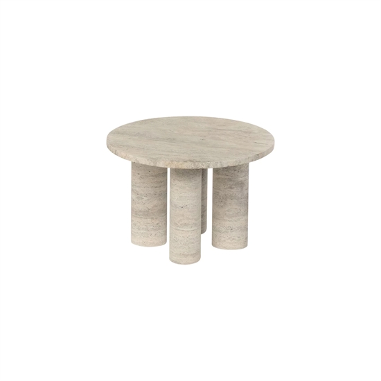 Rundt bord i travertin med minimalistisk design og fire cylindriske ben. Naturlig tekstur.