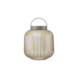 Transportabel LED-lampe i grå med kugleformet design og slats, der spreder lys, samt bærehåndtag.