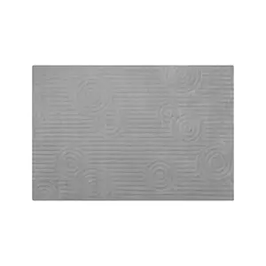 Rektangulært tæppe med mønster af koncentriske cirkler og vandrette linjer i tekstureret design.