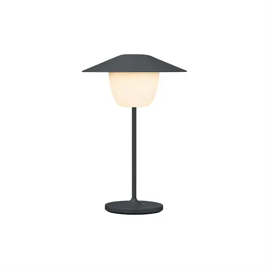 Minimalistisk LED-lampe med kuppelformet diffuser, flad base og tynd stander. Moderne design.