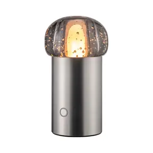 Blomus IRIS LED-lampe med cylindrisk metalbase, kuppelformet top med bobler og rund knap på basen.