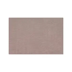 Rektangulært tæppe i taupe med cirkulære mønstre og lige linjer.